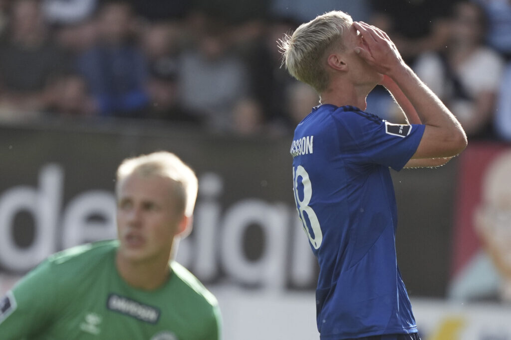 Orri Oskarsson har hovedet i hænderne under Superliga-kampen mod Sønderjyske for F.C. København.