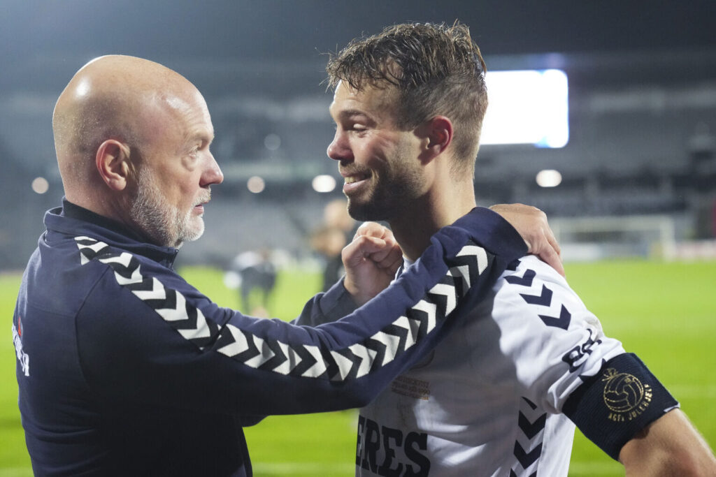 Uwe Rösler i tæt snak med Patrick Mortensen efter en AGF-kamp.