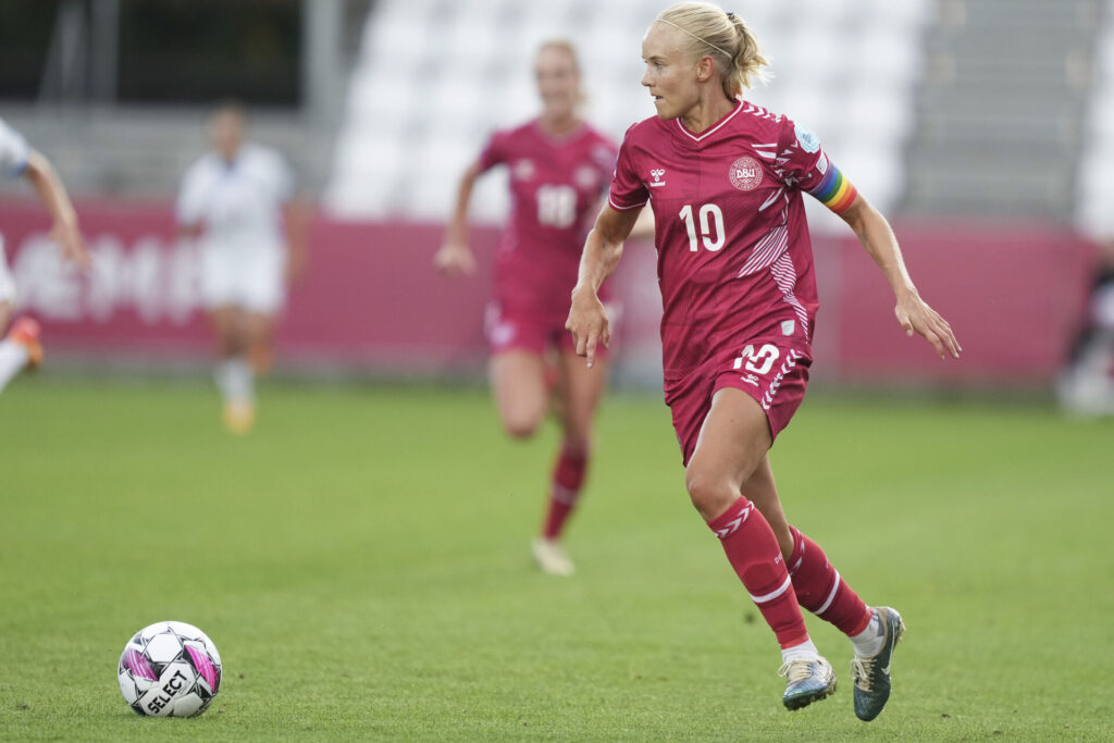 Pernille Harder på bolden under en landskamp for Danmark.