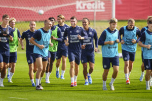 Det danske A-landshold varmer op til en træning.