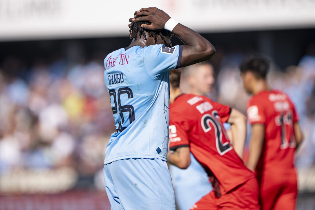 Florian Danho tager sig til hovedet under 3F Superliga-kampen mod FC Midtjylland.