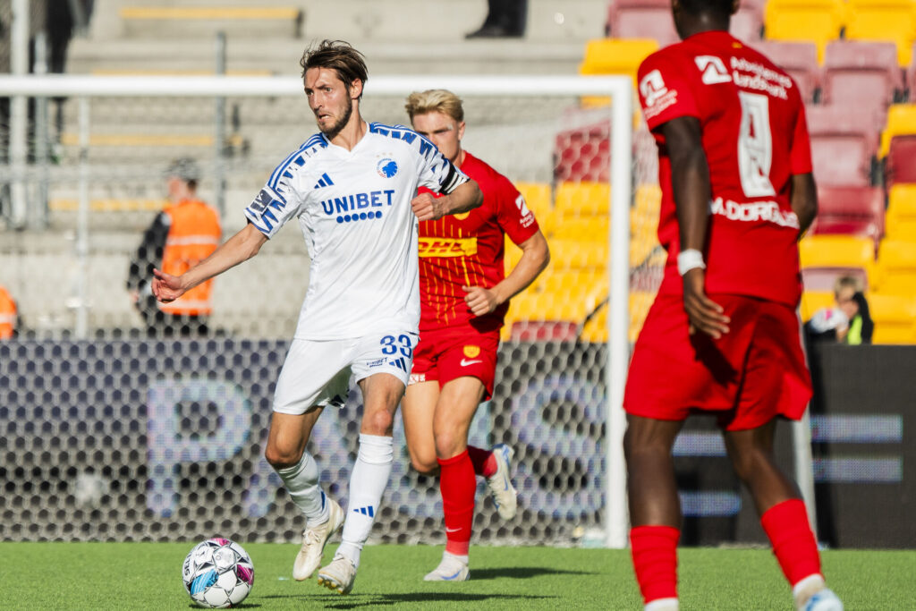 Rasmus Falk i færd med at aflevere bolden unedr kampen mod FC Nordsjælland.