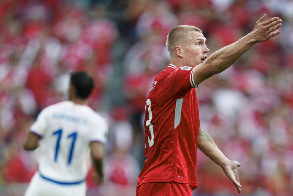 Rasmus Nissen Kristensen råber og rækker hånden op under Danmarks Nations League-kamp mod Serbien.