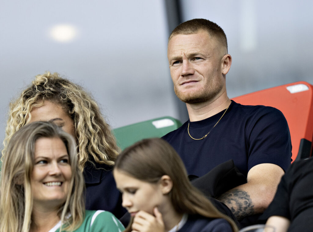 Rasmus Thelander på tilskuerpladsen under kampen mellem Silkeborg IF og FC Midtjylland.