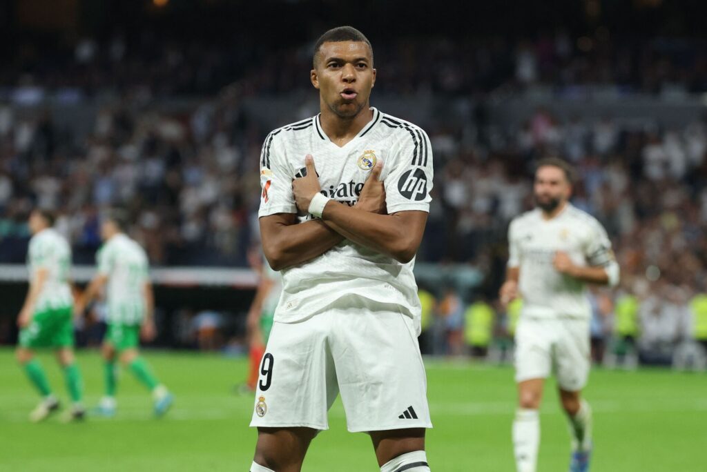 Kylian Mbappé scorer sit første mål for Real Madrid.