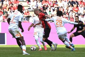 Grønbæk dribler forbi Montpelliers forsvar