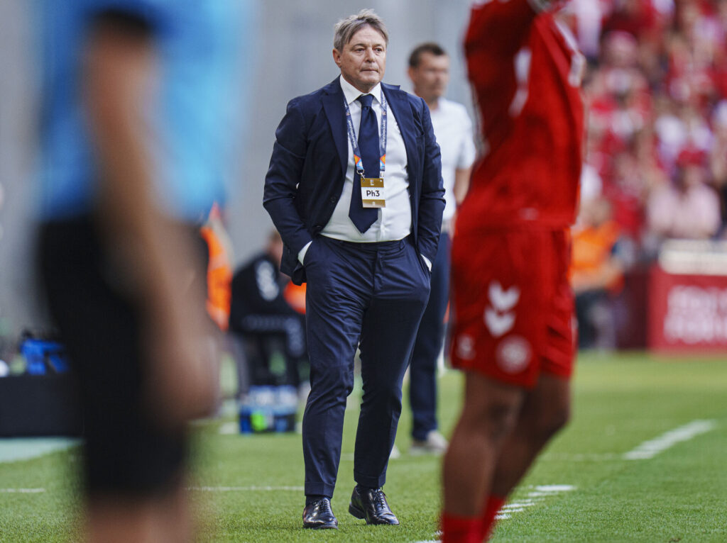 Dragan Stojkovic på sidelinjen for Serbien i Parken