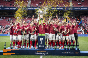 Silkeborg IF-spillerne løfter trofæet efter sejr i pokalfinalen 2024 over AGF. Nu er Pokalturneringen 2024/25 skudt i gang, men hvor og hvornår spilles pokalfinalen 2025 egentlig? Få svaret her.