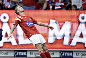 Tonni Adamsen fejrer sin scoring mod FC Midtjylland.