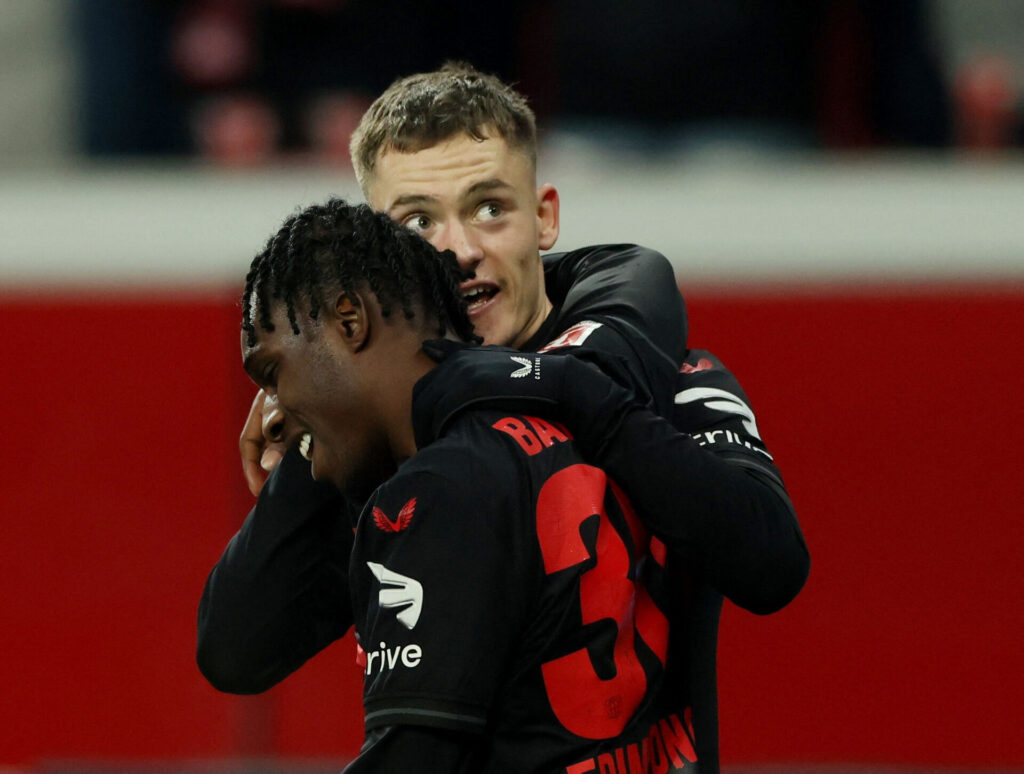 FLorian Wirtz og Jeremie Frimpong jubler over Leverkusen-scoring.