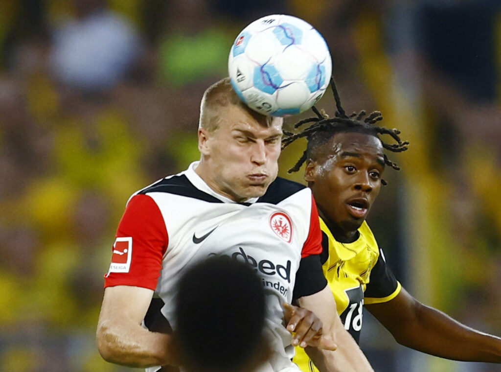 Nissen Kristensen header til en bold mod Borussia Dortmund