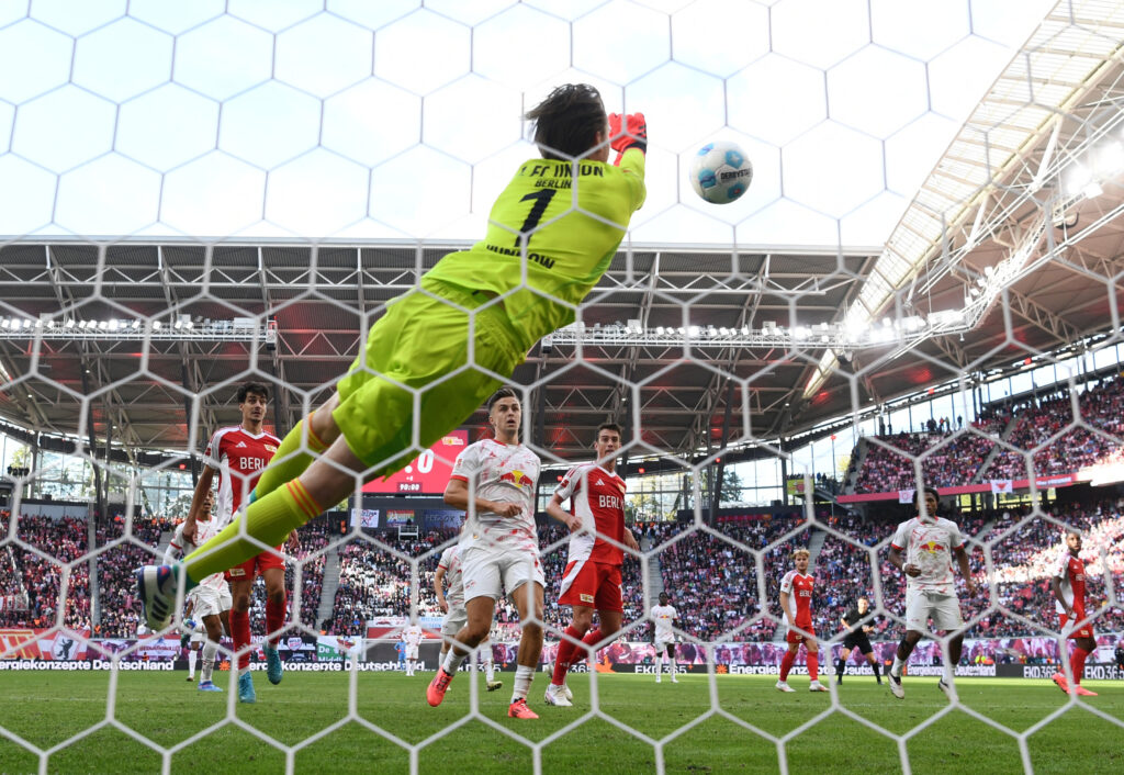 Frederik Rønnow redder en bold for Union Berlin.