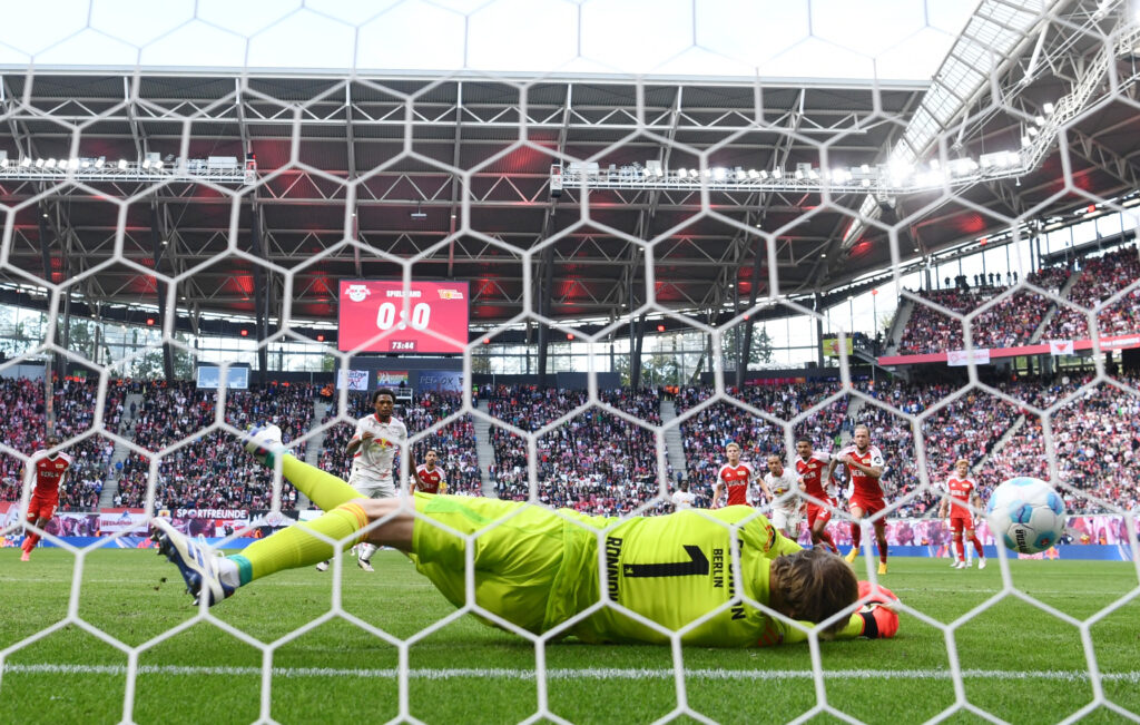 Frederik Rønnow redder straffespark imod RB Leipzig for Union Berlin.