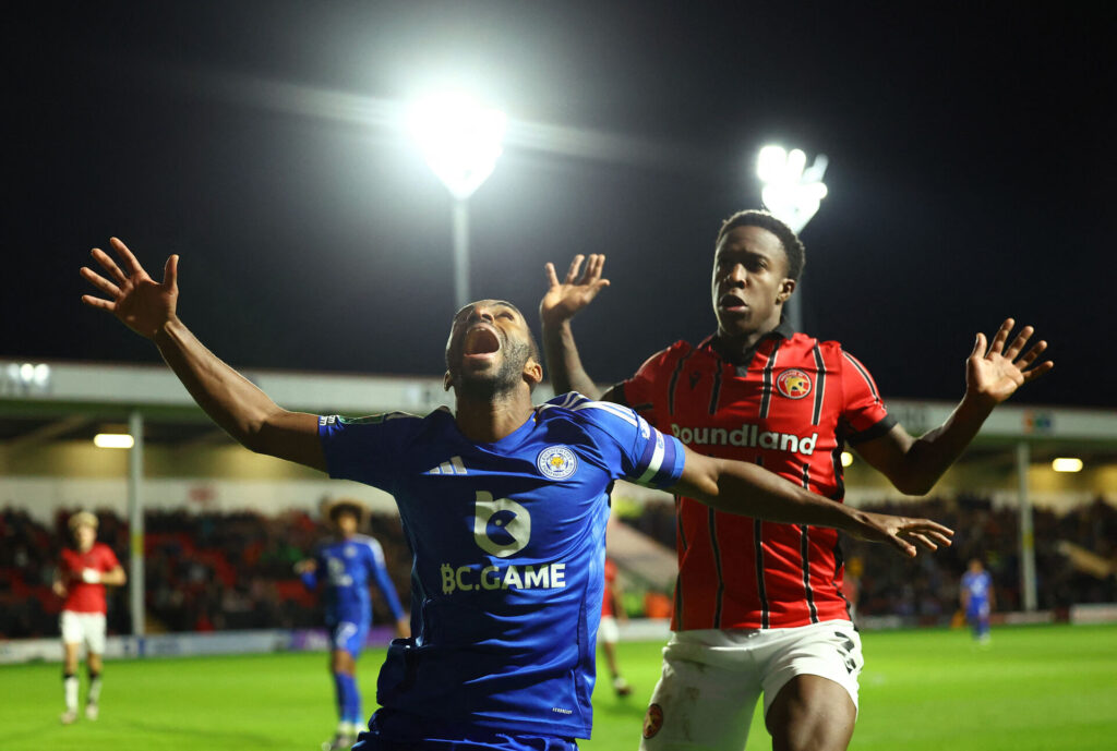 Leicesters Ricardo Pereira i duel med en spiller fra Walsall