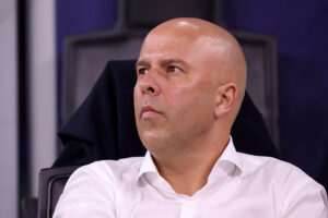 Arne Slot på trænerbænken for Liverpool under kampen mod AC Milan