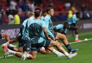 Willi Orban og resten af RB Leipzig-spillerne varmer op forud for Champions League-kampen mod Atlético Madrid.