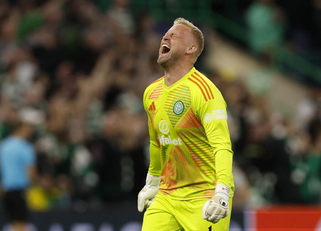 Kasper Schmeichel med et jubelbrøl under kampen mellem Celtic og Slovan Bratislava.