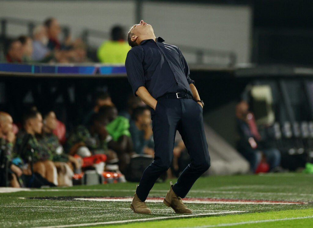 Brian Priske på sidelinjen for Feyenoord under Champions League-kampen mod Bayer LEverkusen.