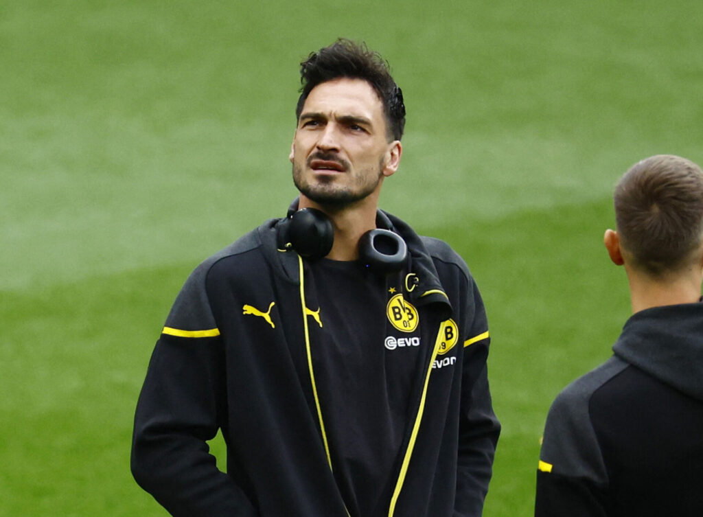 Matt Hummels kigger op på tribunen forud for finalen i Champions League