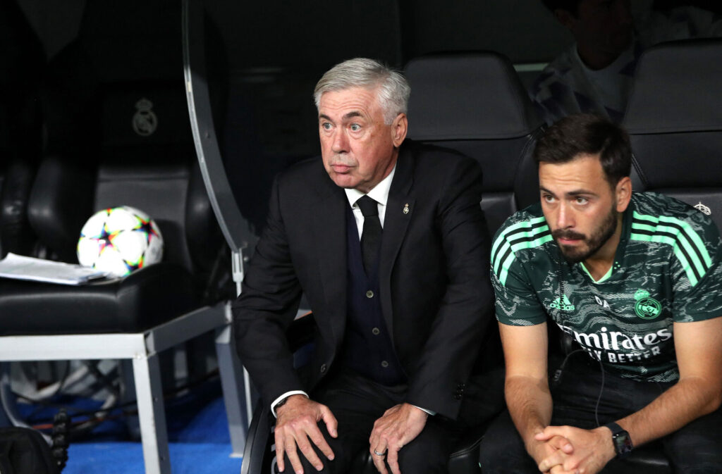 Carlo og Davide Ancelotti på trænerbænken for Real Madrid før Champions League-kampen mod Shakhtar Donetsk i 2022 på Santiago Bernabeu.