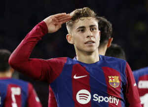 Fermin Lopez gør honnør i FC Barcelonas kamp mod Napoli.