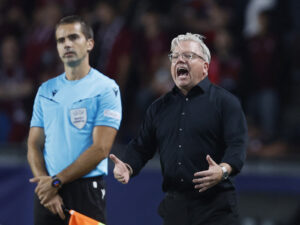 Lars Friis på sidelinjen for Sparta Prag i Champions League.