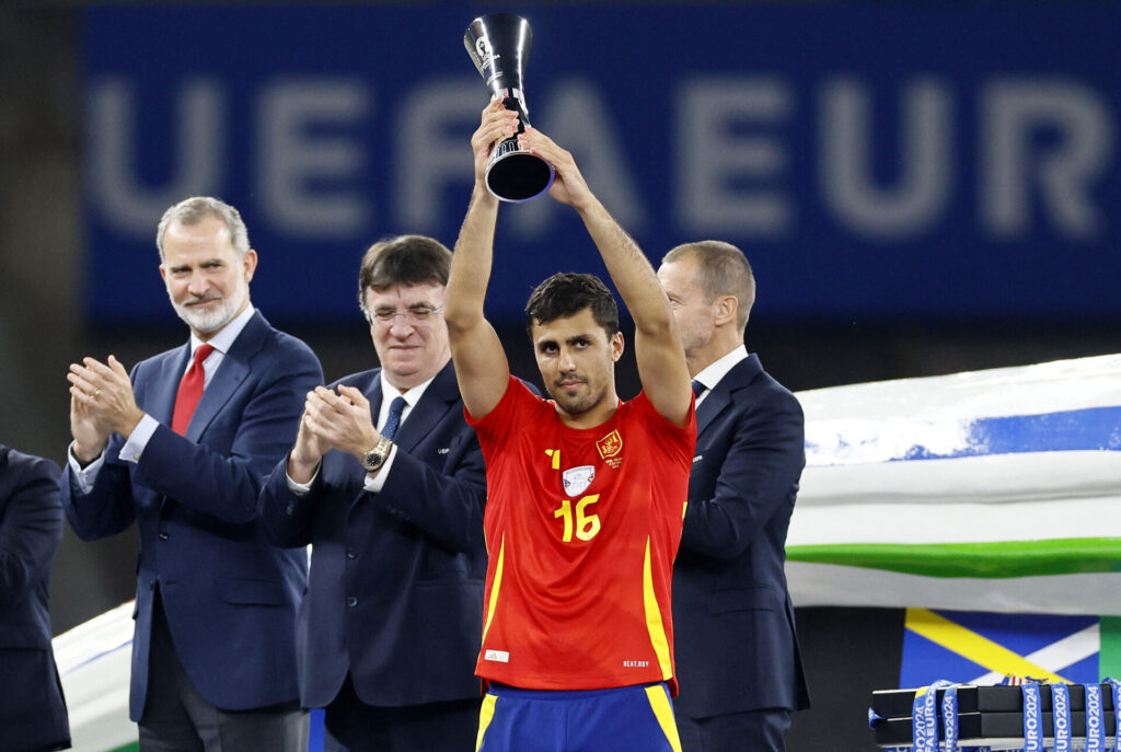 Rodri står med sit trofæ, som den bedste spiller ved EM-slutrunden.