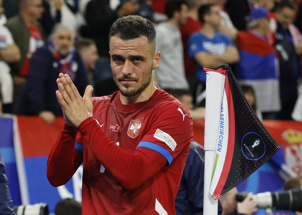 Filip Kostic klapper ud til de serbiske fans efter Serbiens EM-kamp mod England.