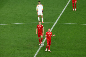 Rasmus Højlund og Christian Eriksen står i midtercirklen før EM-kampen mod Tyskland.