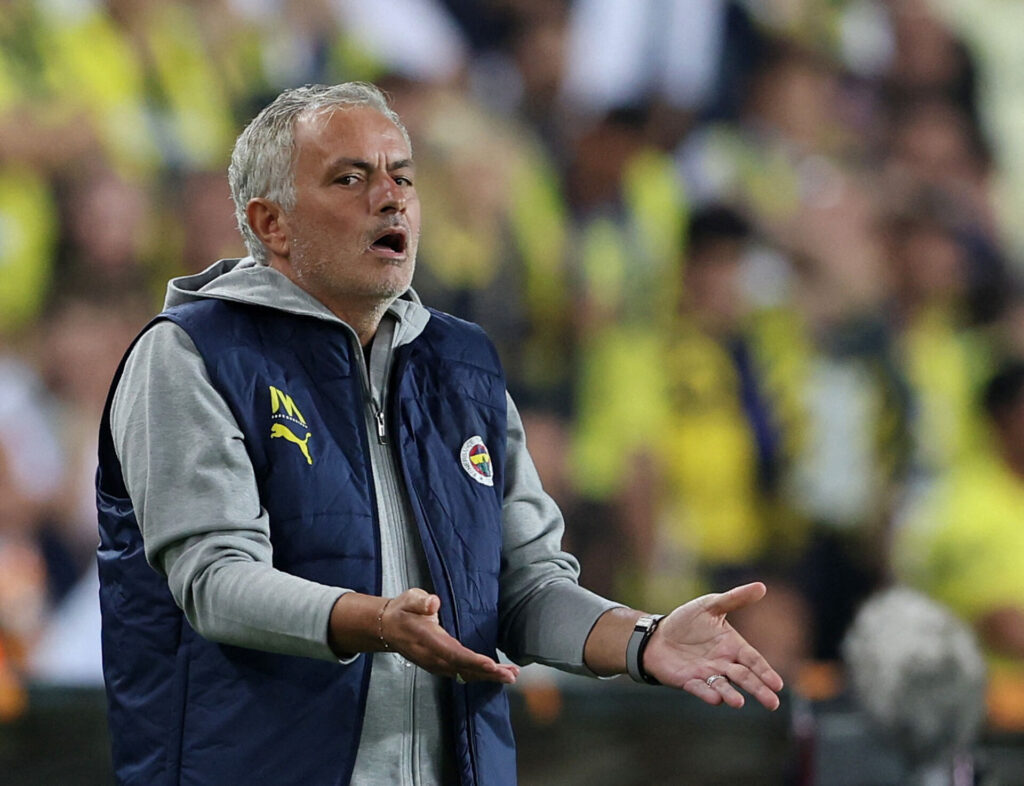 Jose Mourinho forstår ikke, hvad der sker, under kampen mellem Fenerbahce og Royale Union Saint-Gilloise.