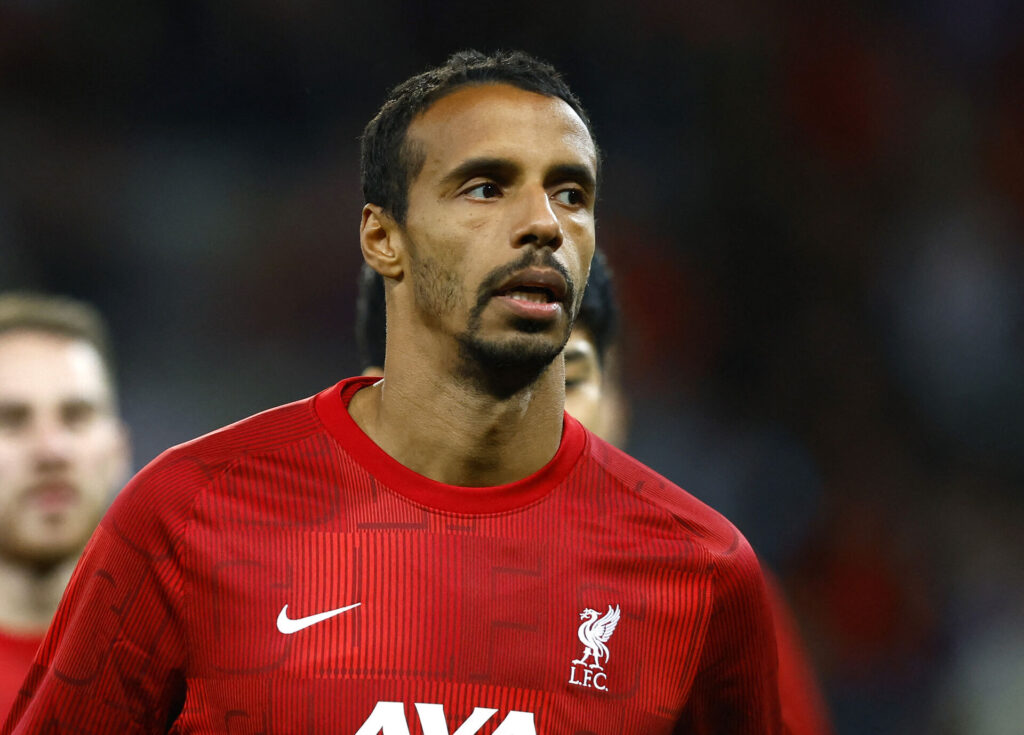 Joel Matip varmer op for Liverpool