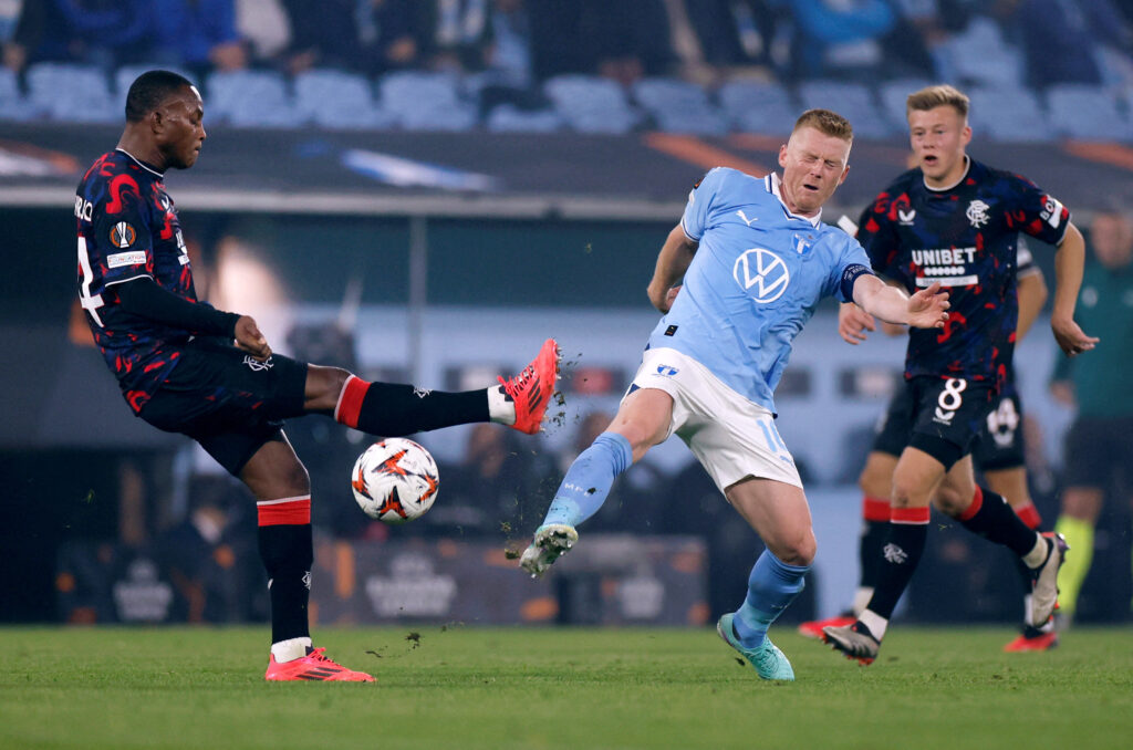 Anders 'AC' Christiansen i duel om bolden under Europa League-kampen mellem Malmö FF og Rangers FC.