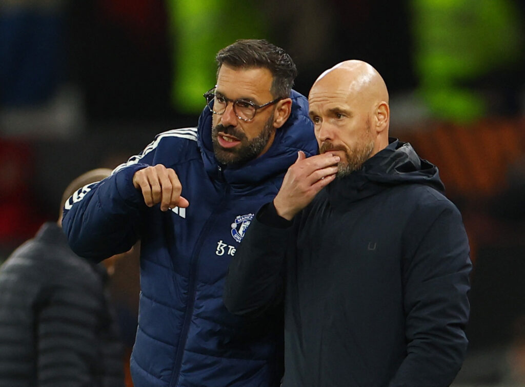 Erik ten Hag og Ruud van Nistelrooy på sidelinjen for Manchester United.