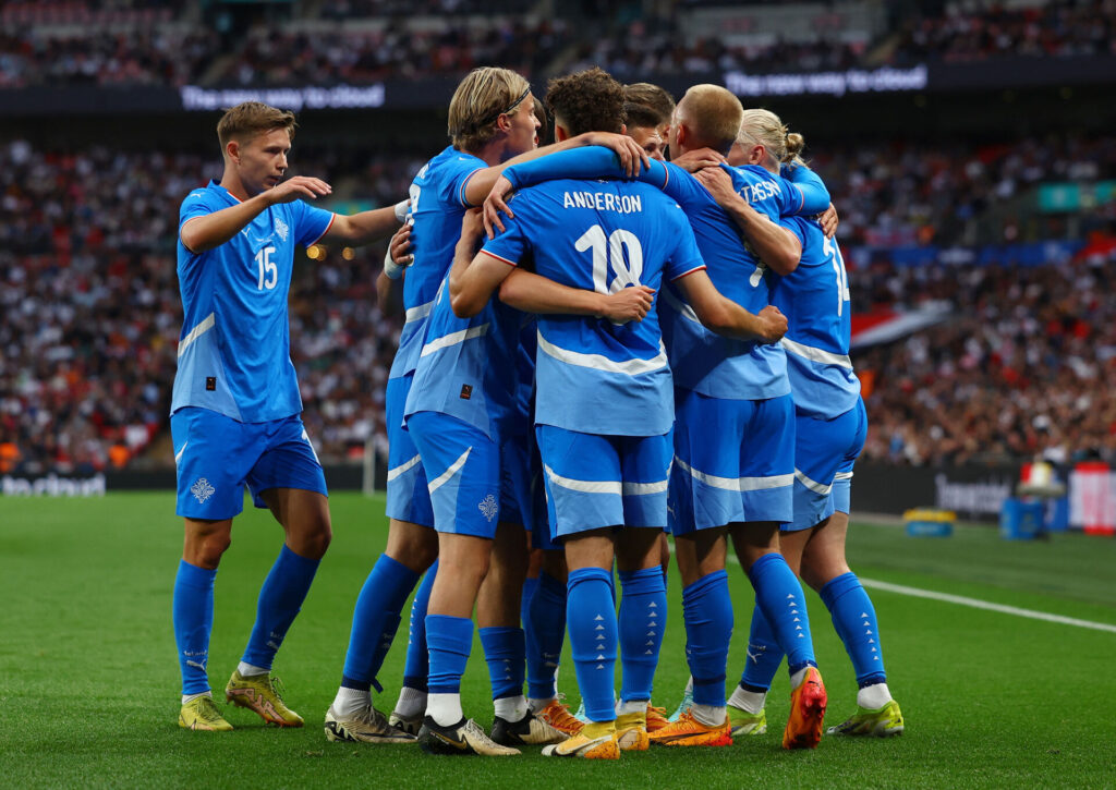 Island-spillerne fejrer en scoring mod England på Wembley.