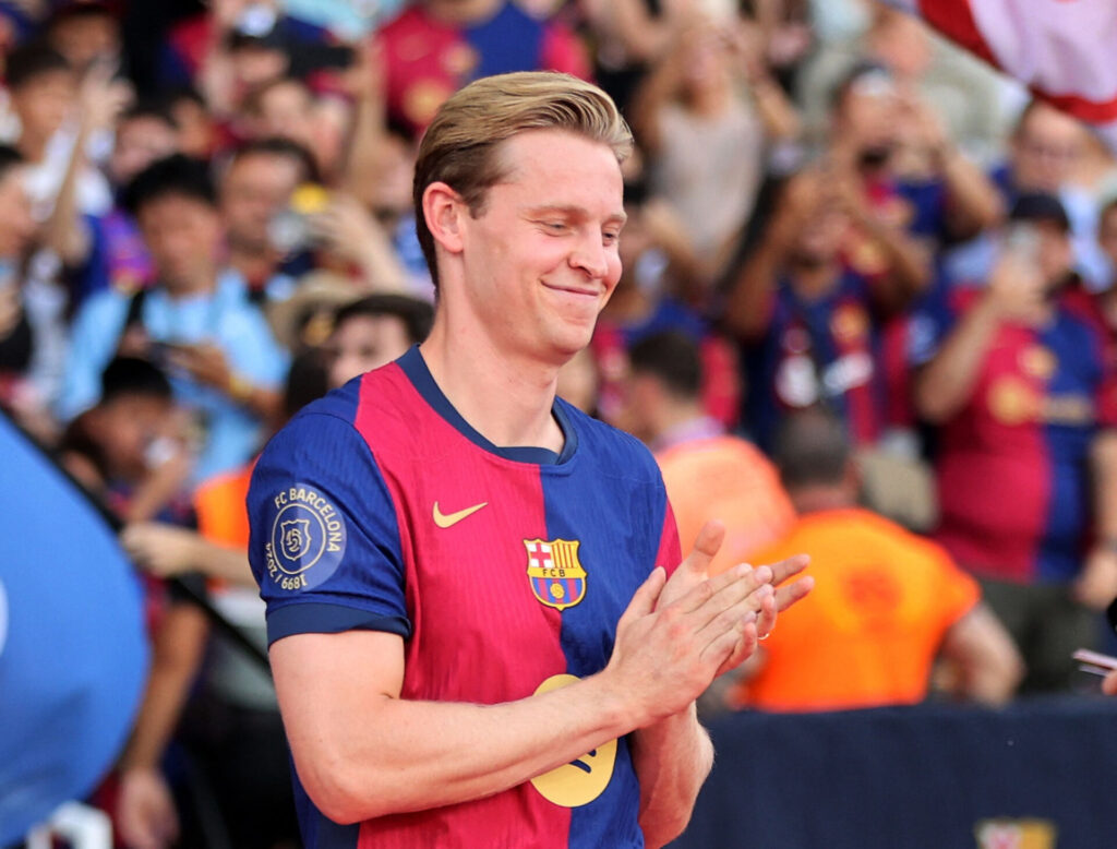 Frenkie de Jong på vej på banen iført en FC Barcelona-trøje.