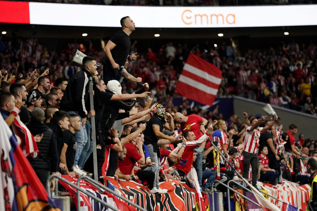 Atletico Madrid fans gik amok midtvejs i anden halvleg og kastede ting efter Real Madrids målmand