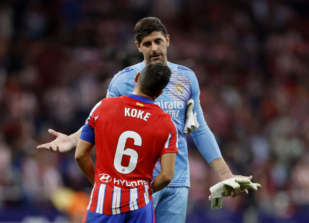 Real Madrids Thibaut Courtois i dialog med Atlético Madrids Koke under søndags Madrid-derby.