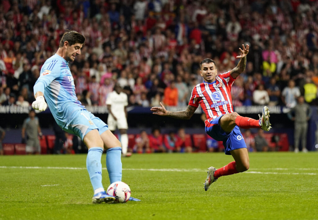 Thibaut Courtois i færd med at sparke til bolden under Real Madrids kamp mod Atletico Madrid.