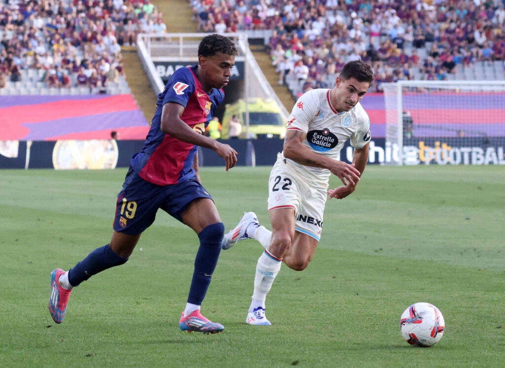 Lamine Yamal dribler med bolden i LaLiga-kampen mellem FC Barcelona og Real Valladolid. Hvem er nomineret til Kopa Trophy 2024?