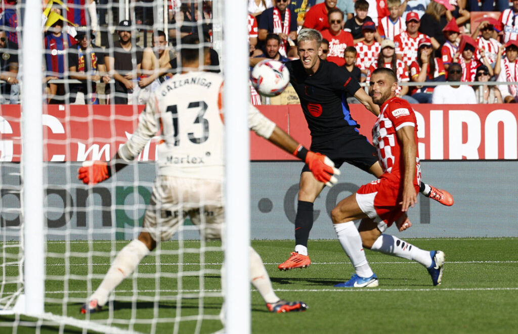 Dani Olmo i aktion for FC Barcelona mod Girona.