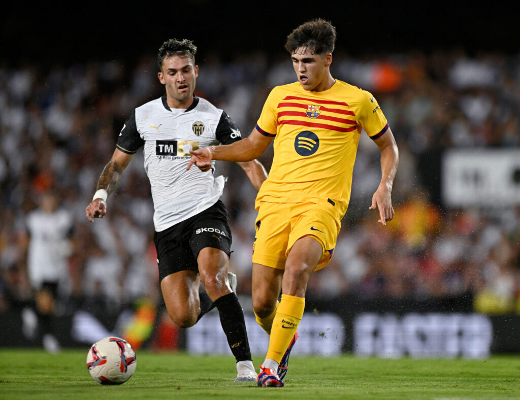 Pau Cubarsi på bolden for FC Barcelona mod Valencia.