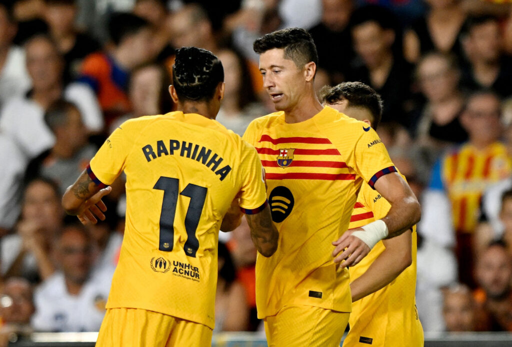 Raphinha og Robert Lewandowski i kampen mellem FC Barcelona og Valencia i LaLiga.