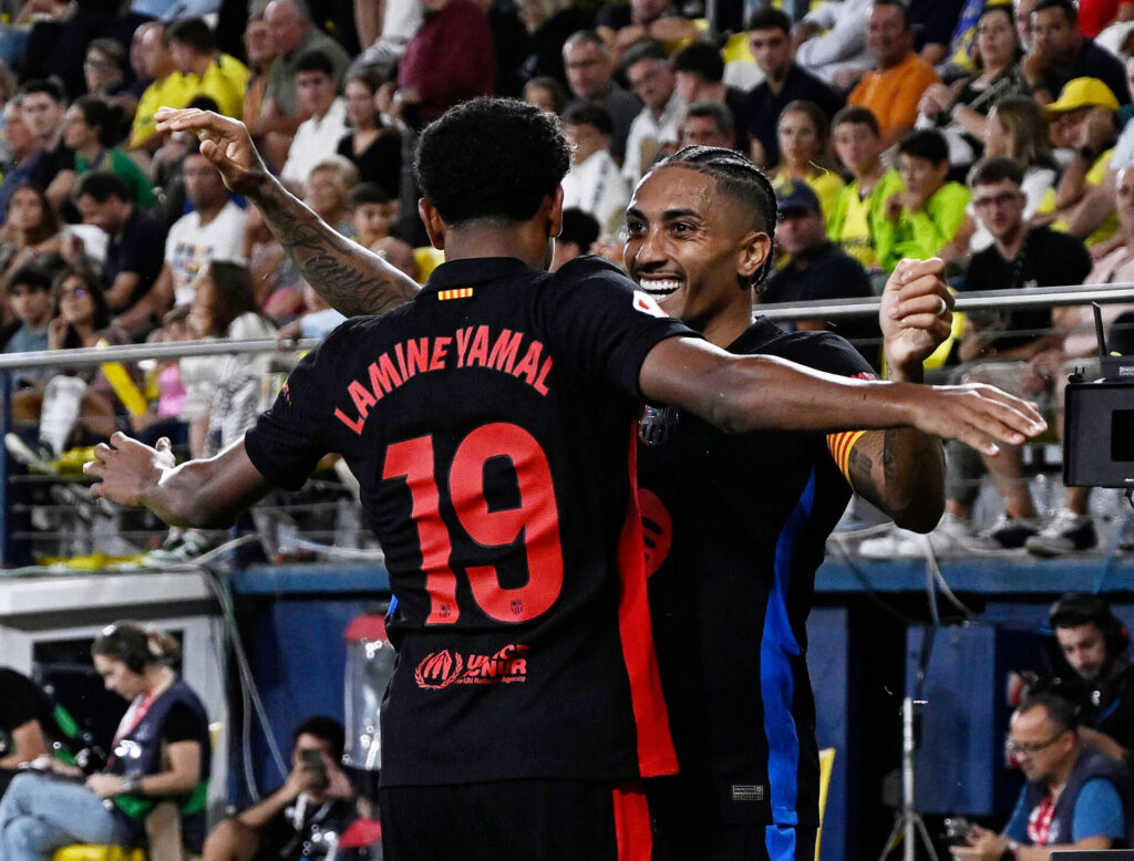 Raphinha og Lamine Yamal jubler efter en scoring mod Villarreal.