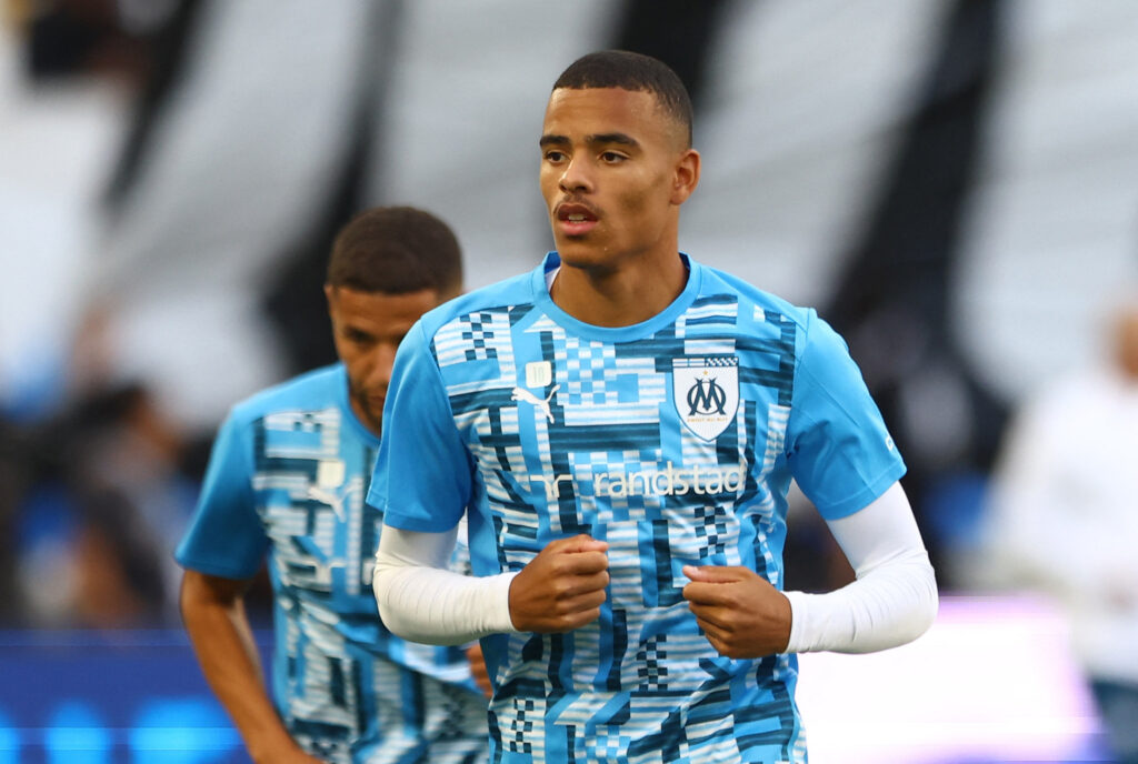 Mason Greenwood varmer op for Olympique Marseille.