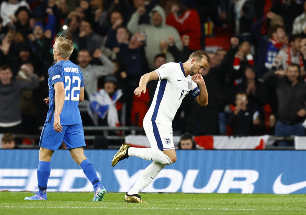 Harry Kane fejrer sin scoring for det engelske landshold mod Finalnd i Nations League på Wembley.