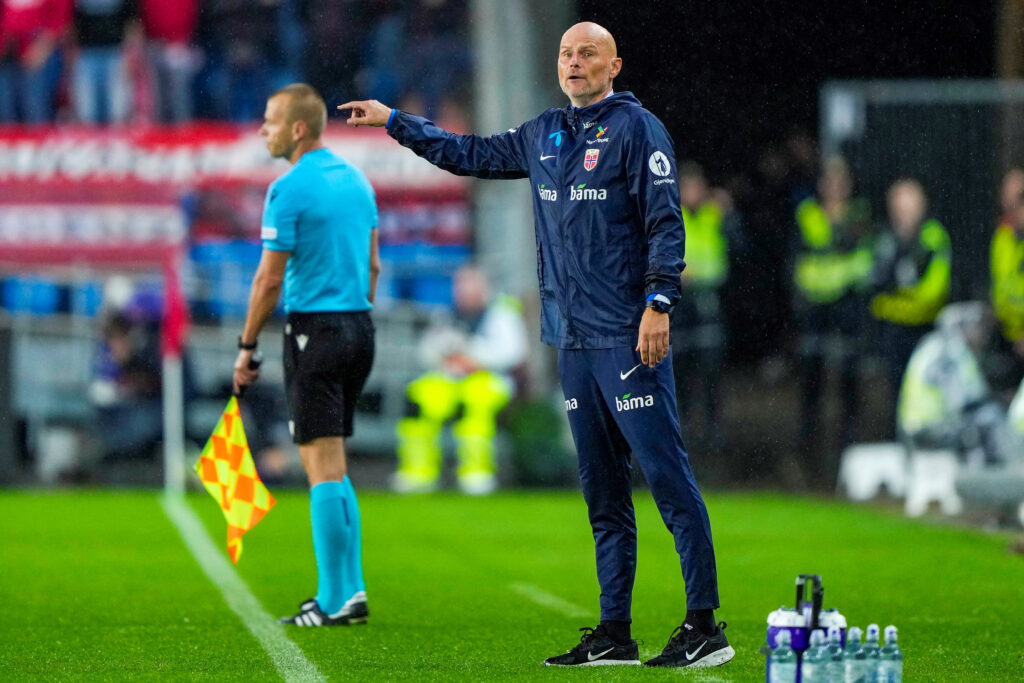 Ståle Solbakken på sidelinjen for det norske landshold under Nations League-kampen mod Østrig.