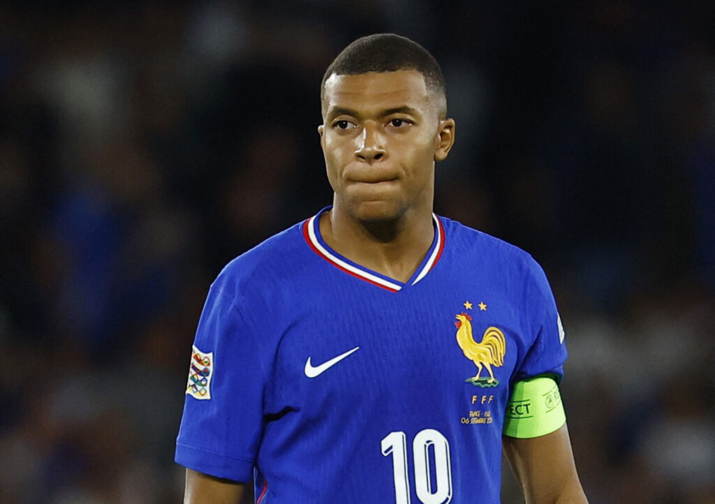 Kylian Mbappe kigger ud i luften for Frankrig