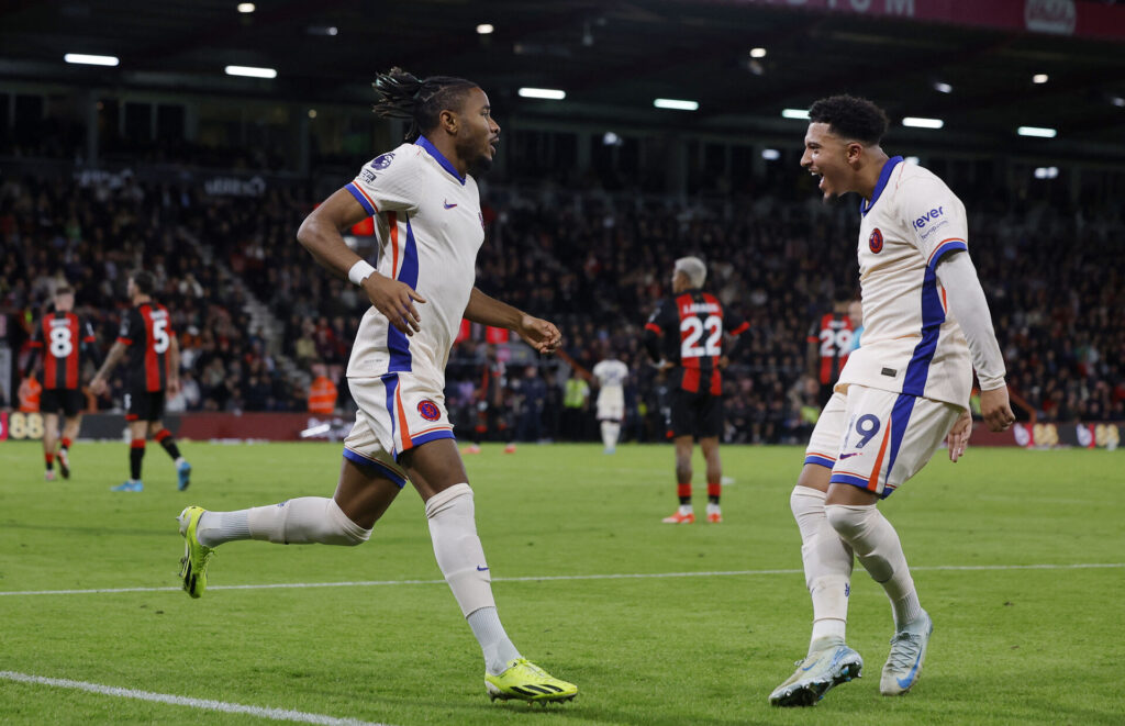 Christopher Nkunku og Jadon Sancho fejrer en scoring for Chelsea mod Bournemouth.