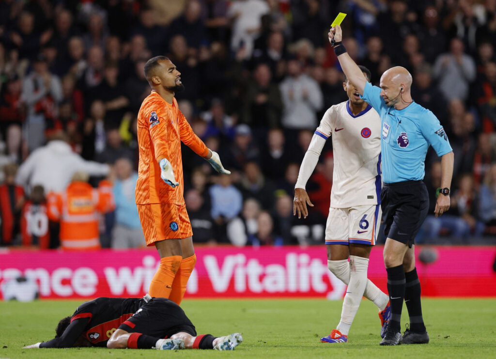 Dommer Anthony Taylor uddeler et af i alt 14 gule kort i kampen mellem Chelsea og Bournemouth.