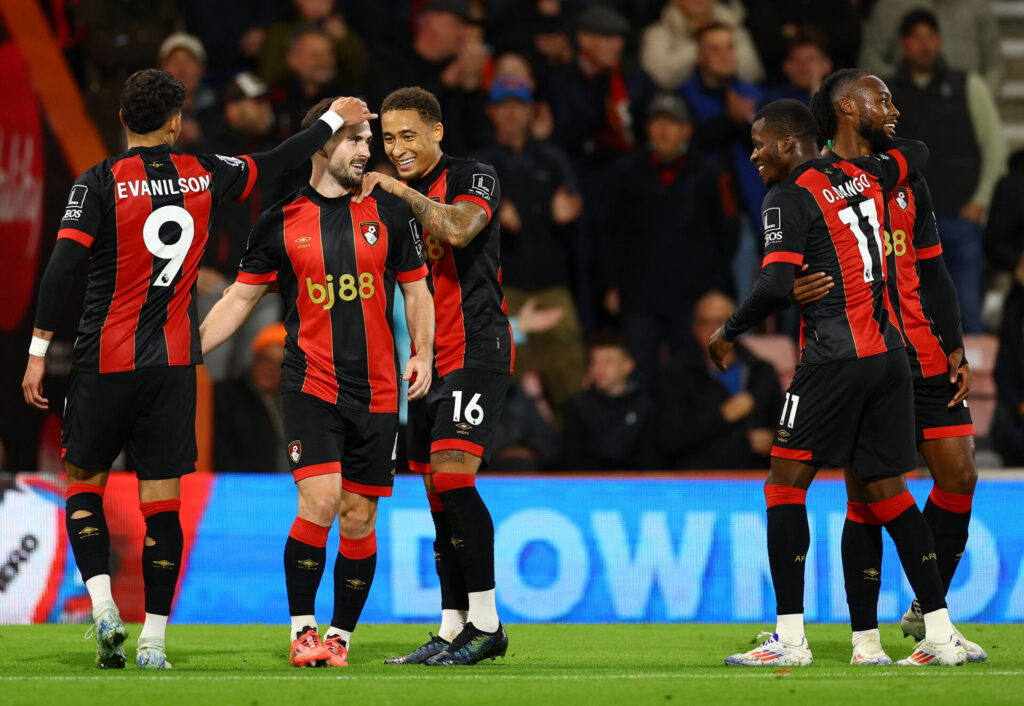 Bournemouth-spillerne fejrer en scoring mod Southampton i Premier LEague.